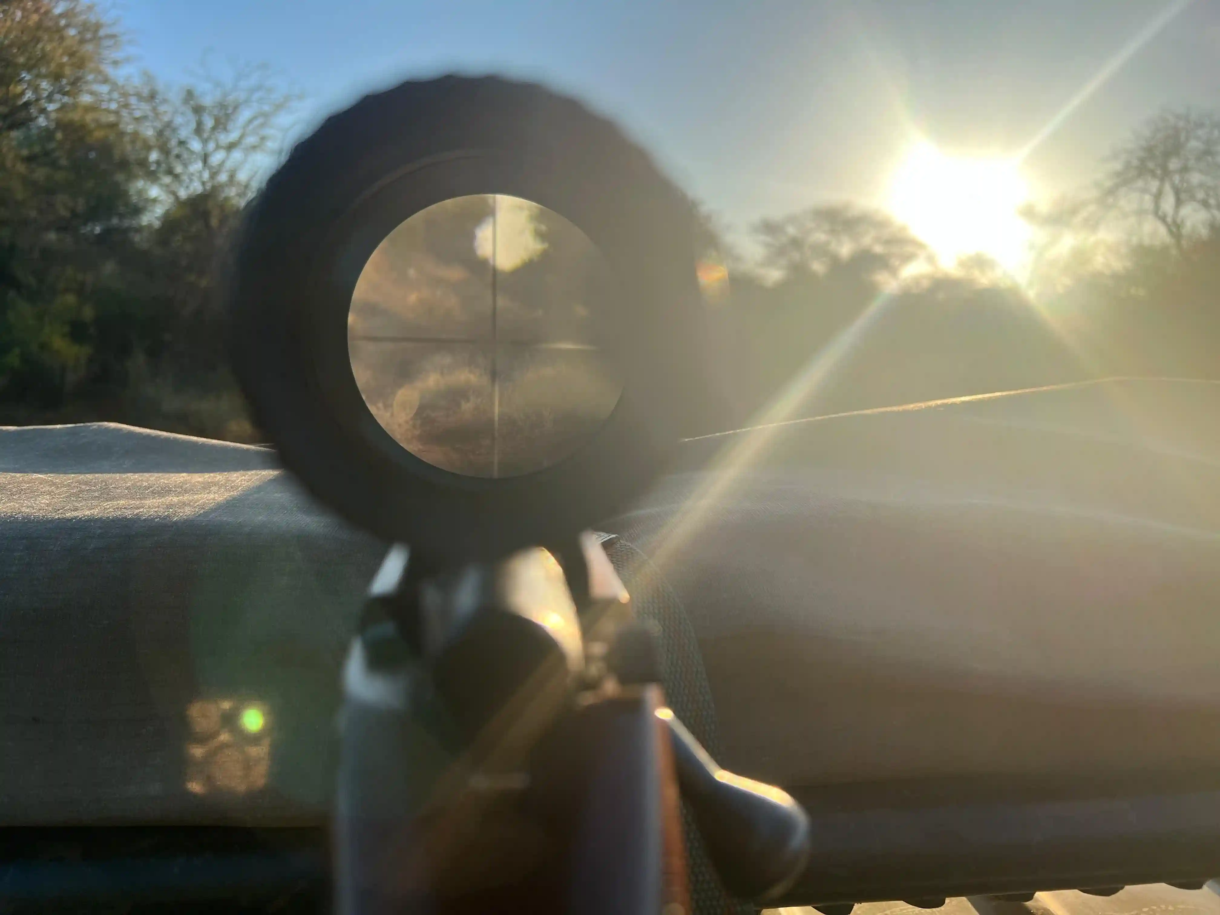 ntorno natural del lodge al atardecer, con edificios de estilo africano rodeados de naturaleza y total tranquilidad.